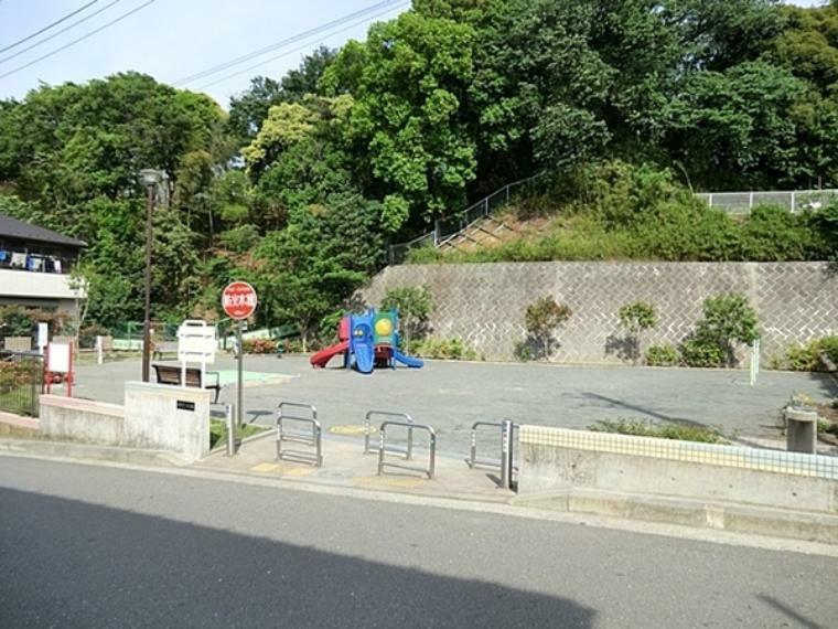 駒岡堂ノ前公園 駒岡堂ノ前古墳に隣接する小さな公園。小さなお子様が遊ぶのにちょうどよいカラフルな滑り台や鉄棒があります。