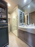 洗面化粧台 大きな鏡が特徴の洗面室。お風呂上りやお出かけ前の身だしなみを整えるのに重宝します。