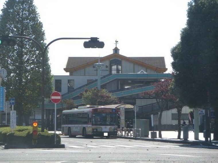 秋川駅（JR五日市線/北口） あきる野市の中心駅。周辺にはコンサートや演劇の行われる「秋川きららホール」や「市立中央図書館」などがあり、プールが充実している遊戯施設「サマーランド」の最寄り駅にもなっています。