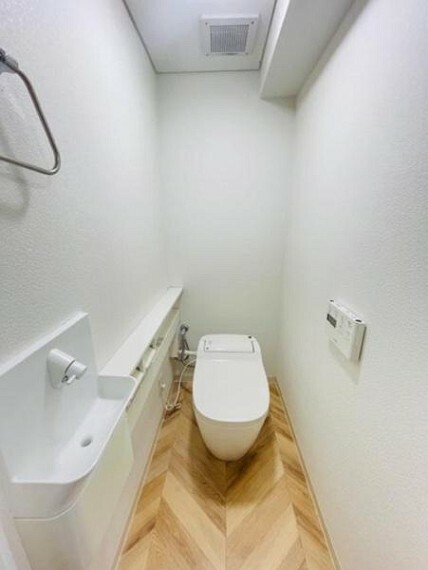 トイレ 手洗い場がある、温水洗浄便座付きのトイレです！