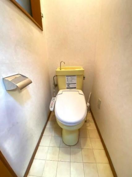 【トイレ】<BR/>小窓付きで自然換気も可能な個室トイレです。