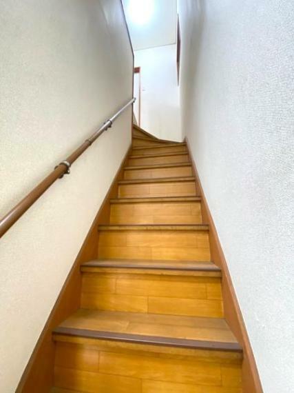 【階段】<BR/>手すり付きの室内階段