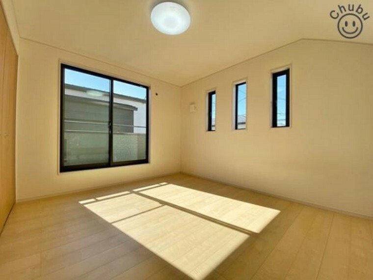 寝室 7.5帖の洋室　バルコニーへ出られる大きな窓からは陽射しが注ぎ込み快適な空間を実現