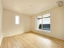 寝室 8.2帖の洋室　バルコニーへ出られる大きな窓からは陽射しが注ぎ込み快適な空間を実現