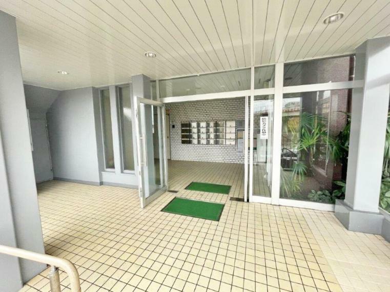 エントランスホール 鹿児島本線「九州工大前駅」徒歩約8分で通勤や通学に便利な立地のマンションです。