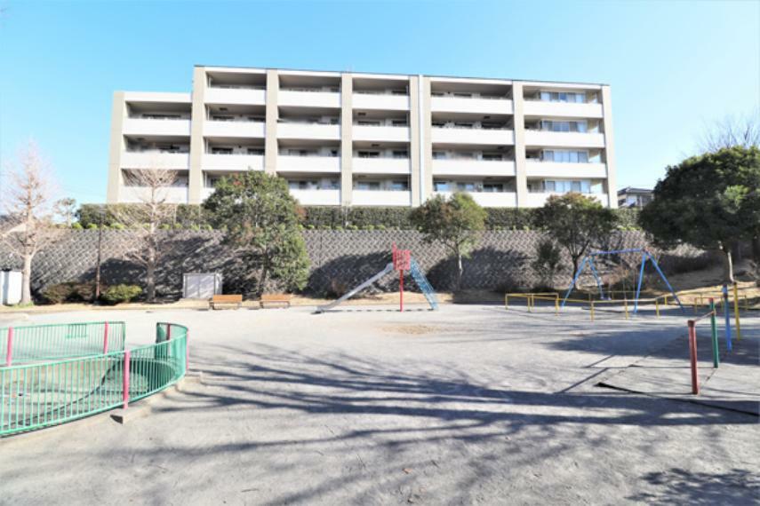 敷地西側は公園（上倉田第4公園）となっており、「ヒルテラス」であるこのマンションを演出しています