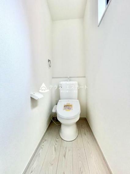 トイレ サッとひとふきでお手入れ簡単の温水洗浄便座トイレです。