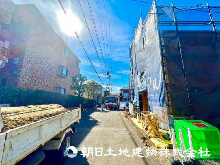 現況写真 前面道路は車通りが少ない為、お車の出し入れがしやすくなっております！