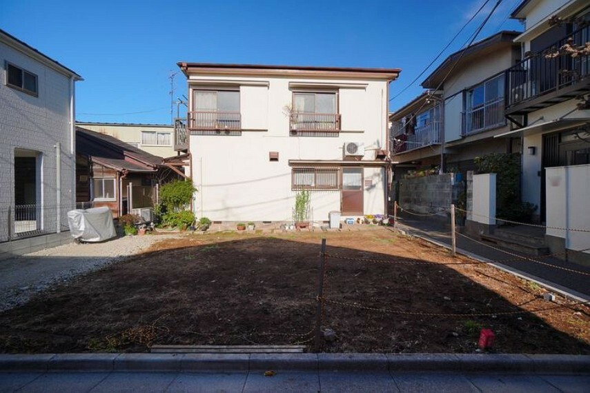 現況写真 低層住宅が多い街並みは、見上げた空がとても広く開放のある眺めがひろがっています。