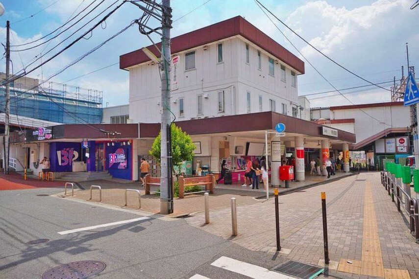 明大前駅（京王線） 徒歩14分。こちら明大前駅は京王線と井の頭線のどちらも利用できますので、新宿・渋谷のどちらにも1本で出られてとても便利です。学生さんが多い印象がありますが、落ち着いた住宅地もたく…