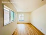 寝室 【洋室】光が沢山採り込める大きな窓で暖かいお部屋となります。遮音性にも優れ、結露も発生しにくい構造！