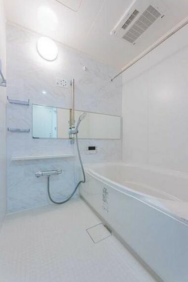 【ユニットバス】追い焚き機能＆浴室暖房乾燥機付きで快適なバスルームになっています。