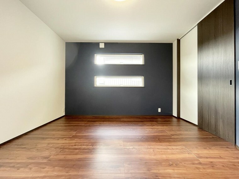 寝室 （洋室）光を部屋の奥まで届けることができる横スリット窓を採用したお部屋！
