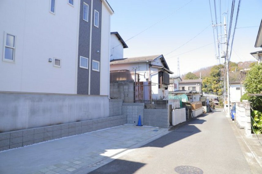 現況写真 住宅用の土地では前面道路に2m以上接していなければならないと法律で定められています。しかし、お持ちの車のサイズやライフスタイルなどにより、2mでは利便が悪い場合もございますので、事前に確認しましょう。