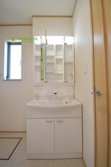 洗面化粧台 小物もスッキリ収納できる三面鏡独立洗面台！