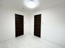 和室 床材や建具は家具にも合わせやすい落ち着いた色合いになっております。