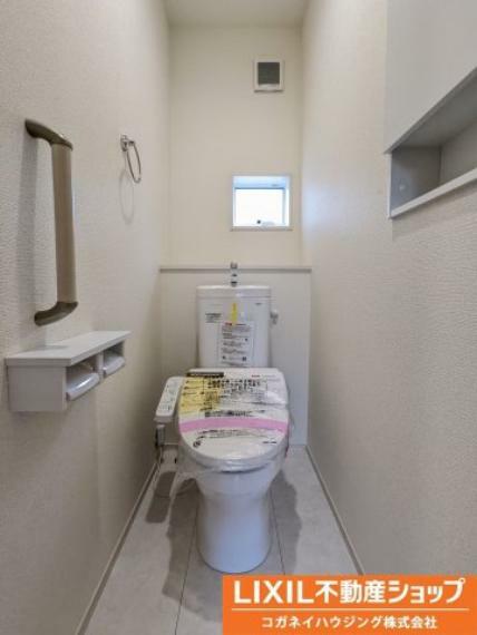 トイレ シャワー機能付きのトイレは、清潔感が印象的な空間となっております。