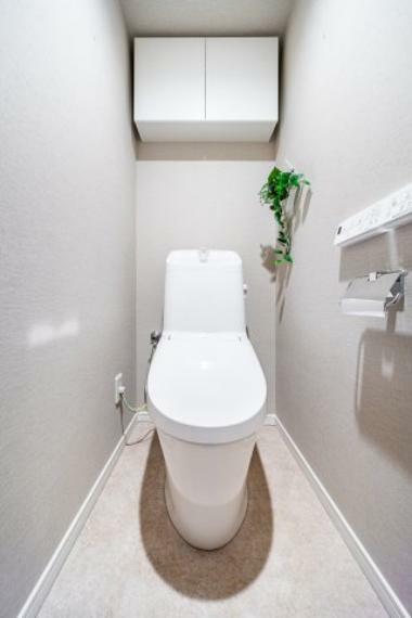 トイレ ・トイレ 　温水洗浄便座付きのトイレ。操作のしやすいリモコンタイプです。