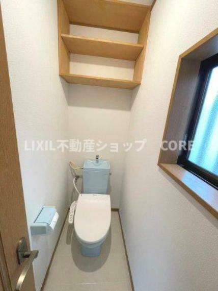 トイレ 見た目もスッキリとしたデザインのトイレには温水洗浄暖房便座付き。