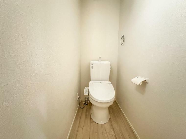 トイレ トイレ・ウォシュレット付。快適で衛生的な洗浄機能付温水シャワートイレです。収納や手すりもついてます。