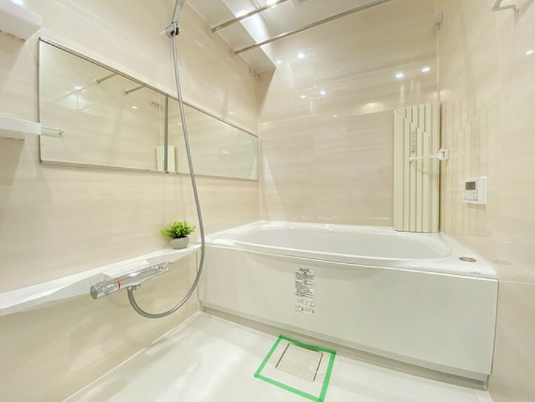 浴室 浴室は高級感あふれるワイドミラーがついております！