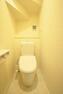 トイレ 【同社施工例】2箇所あるトイレは快適な温水洗浄便座付き。デザインクロスを施した癒し空間になっています。