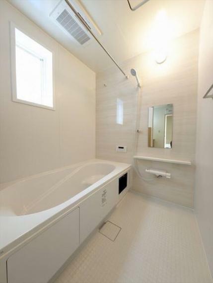 浴室 【同社施工例】白を基調とした清潔感あふれるバスルーム。ゆったりと一日の疲れを癒せそうですね。