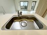 キッチン 蛇口をひねるとすぐにきれいなお水が使える蛇口一体型浄水器を設置。