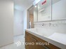脱衣場 「洗面所」明るく清潔感のある色調で纏められた洗面室は、機能性に富んだ三面鏡と使い勝手の良い収納を完備した洗面台を設置しております。