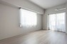 北・西二面採光、約7.8帖の洋室（バルコニー、クローゼット付）※家具・調度品は販売価格に含まれません。