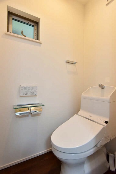 トイレ 小窓もあり明るく清潔感のあるトイレには、ホワイトを基調とした温水洗浄便座付き。