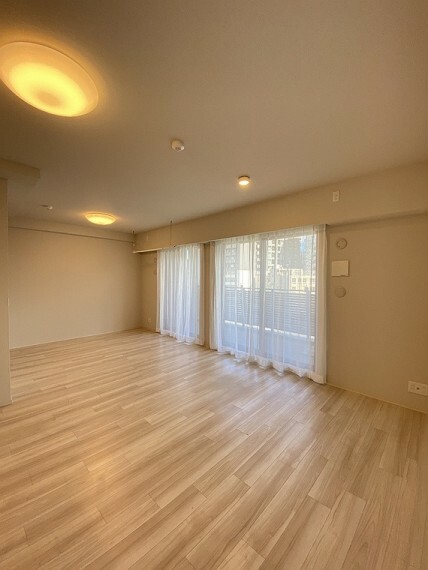 居間・リビング ナチュラルカラーは、シンプルながらも清潔感が溢れ、部屋を明るく見せてくれる効果もあります。