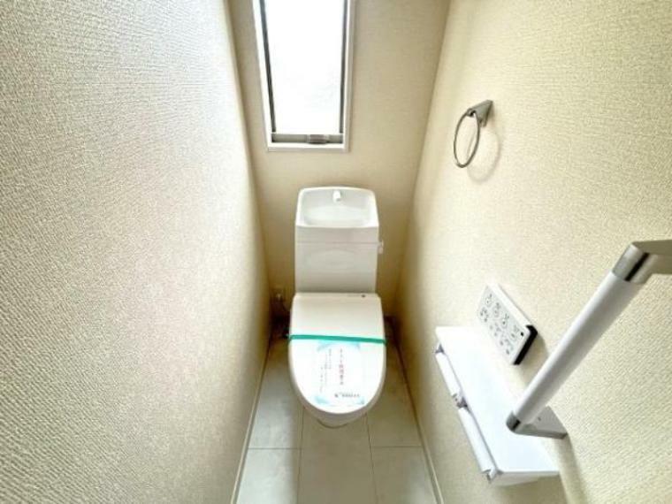 トイレ 1階トイレ　窓があり明るく通気できますね。