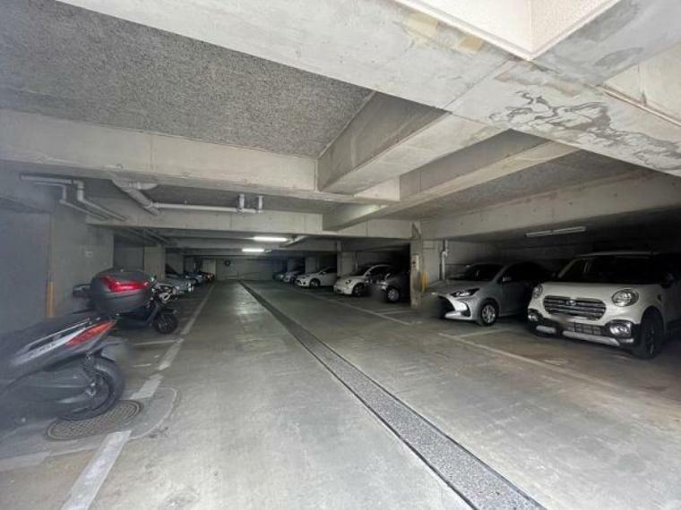 敷地内駐車場 敷地内駐車場は広々としていてスムーズに駐車できます