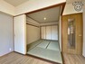 和室 6帖の和室　リビングに隣接した洋室は小さなお子様の遊び場や洗濯物を畳んだりとミセスコーナーとしても使えます。