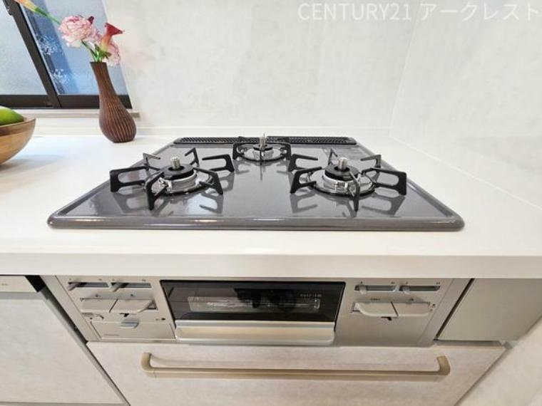 キッチン 同時調理で煮る・焼く・蒸すなどが可能。火力は強火から弱火まで場所ごとに自由に設定でき、一気に短時間で調理する事ができます。また間隔が広く保たれているので、大きな調理器具を置くことができます。