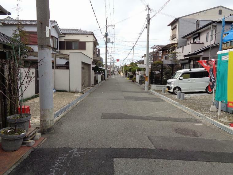 前面道路は広く交通量も少ないので小さなお子様もご安心いただけます