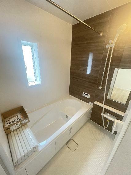 浴室 ゆったりを足を伸ばせるバスルームは小窓付きで換気も安心