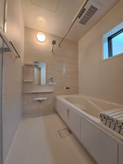浴室 浴室乾燥　ベンチ付き浴槽　大型シャワーヘッド　浴室蓋つき