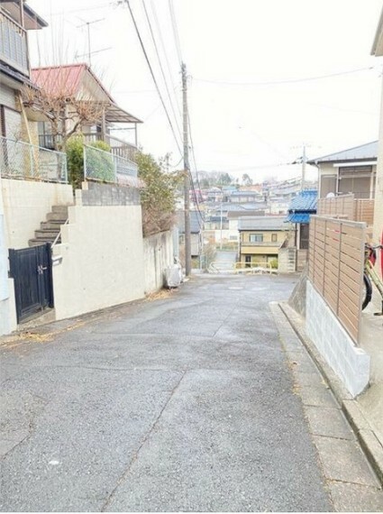 現況写真 周辺は住宅が建ち並ぶ閑静な住宅街です。