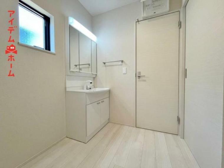 ゆとりの洗面スペースで朝の身支度も快適スムーズ。<BR/>鏡の裏にはたっぷりと収納スペースを標準装備！