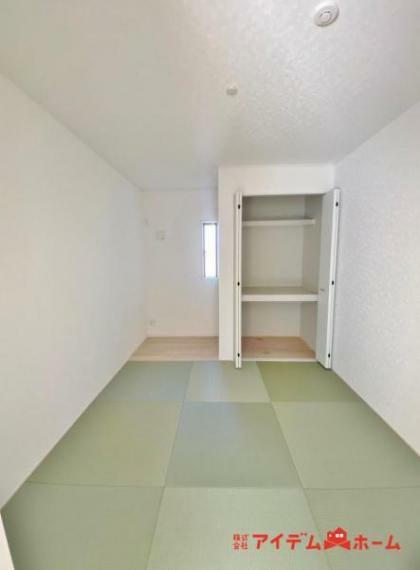 和室 来客の際には、LDKと和室の間の扉を開けることで、開放感あふれる空間に！どちらの居室にも大きな窓がある為、リビング全体が明るい陽光に包まれます。