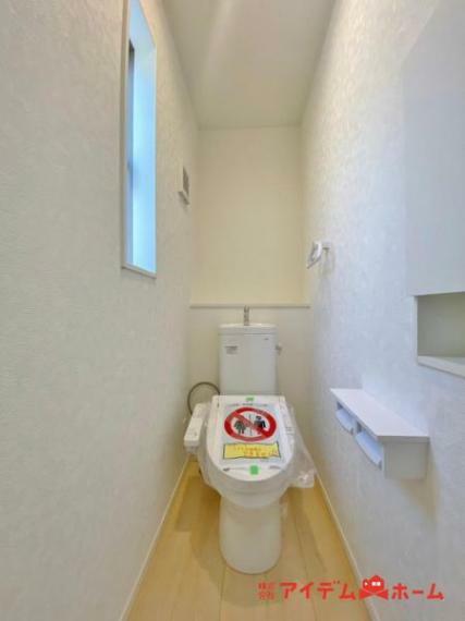 トイレ 節水型でエコなトイレには、今では当たり前のウォシュレット付き。便座を温める機能もついていて、居心地良くてトイレから出られなくなるかも！換気用に換気扇はもちろん、窓も着いているので常に快適ですね。