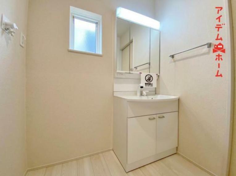 洗面化粧台 ゆとりの洗面スペースで朝の身支度も快適スムーズ。 鏡の裏にはたっぷりと収納スペースを標準装備！