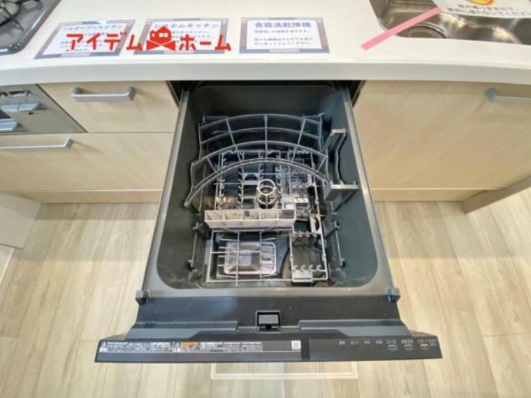 手間・時間をかけず、効率よく食器類を洗浄。家事の時間を大幅に短縮出来ます。<BR/>かつ節水効果にも優れた食洗機を標準装備。スライド式なので場所も取りません。<BR/>※現況優先、内覧時にご確認ください。