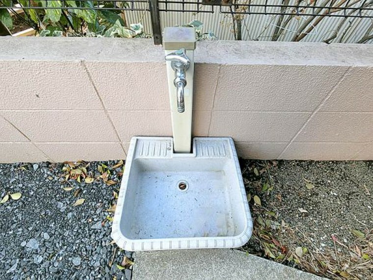 外水栓付き。洗車や花の水やりに便利です