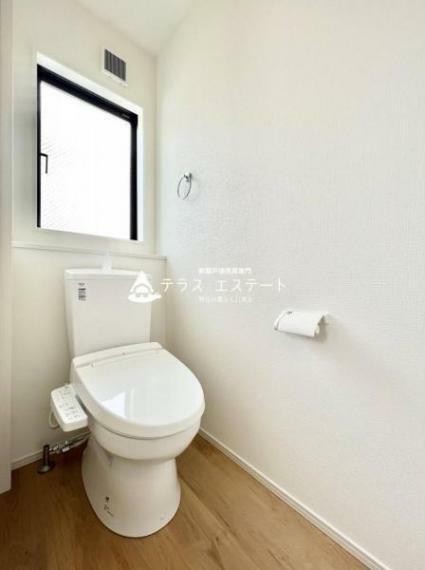 同仕様写真（内観） 2か所にあるトイレはウォシュレット機能付き。小窓ありで換気も楽々です。※写真は同一タイプ、同一仕様