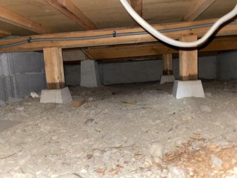 中古住宅の3大リスクである、雨漏り、主要構造部分の欠陥や腐食、給排水管の漏水や故障を2年間保証します。その前提で床下まで確認の上でリフォームし、シロアリの被害調査と防除工事もおこないます。