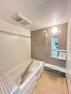 浴室 【リフォーム中/ユニットバス（4/28撮影）】浴室はハウステック製の新品のユニットバスに交換します。浴槽には滑り止めの凹凸があり、床は濡れた状態でも滑りにくい加工がされている安心設計です。