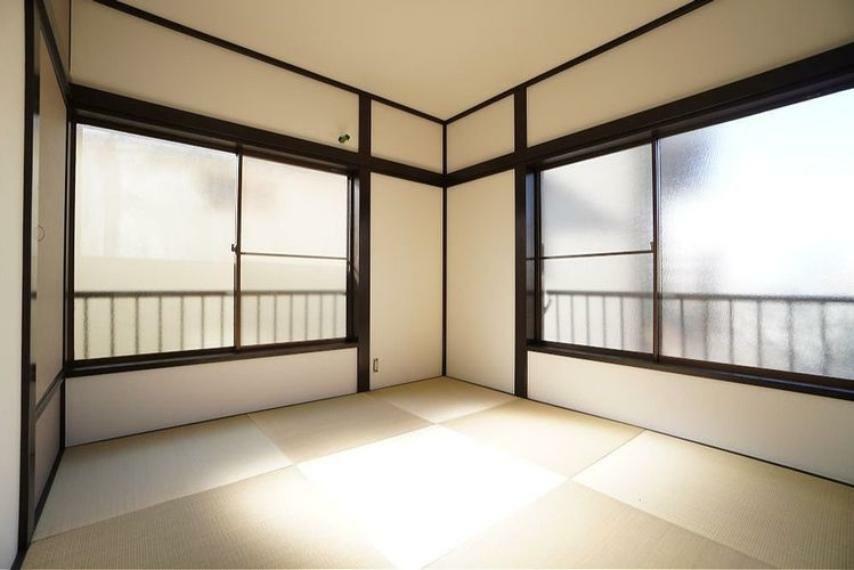 和室にも2ヶ所の大きな窓があります。電気を付けなくても十分に明るく琉球畳と木枠の色合いがいい感じです